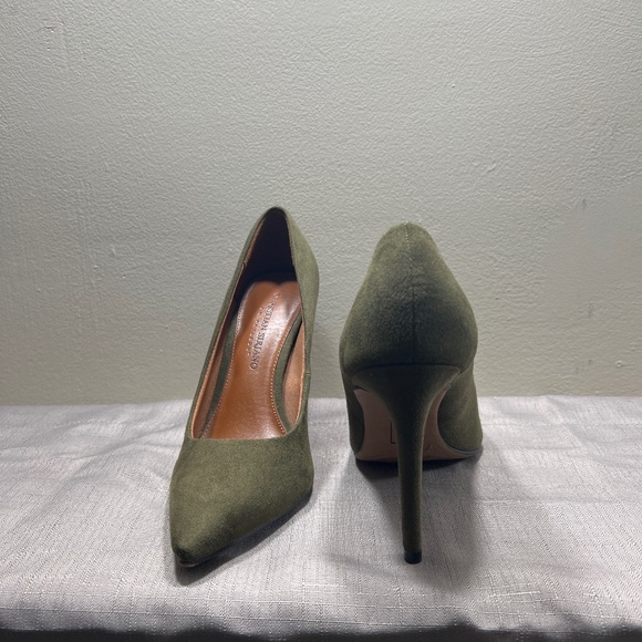 Size 7 Olive Suede pumps - Picture 2 of 6